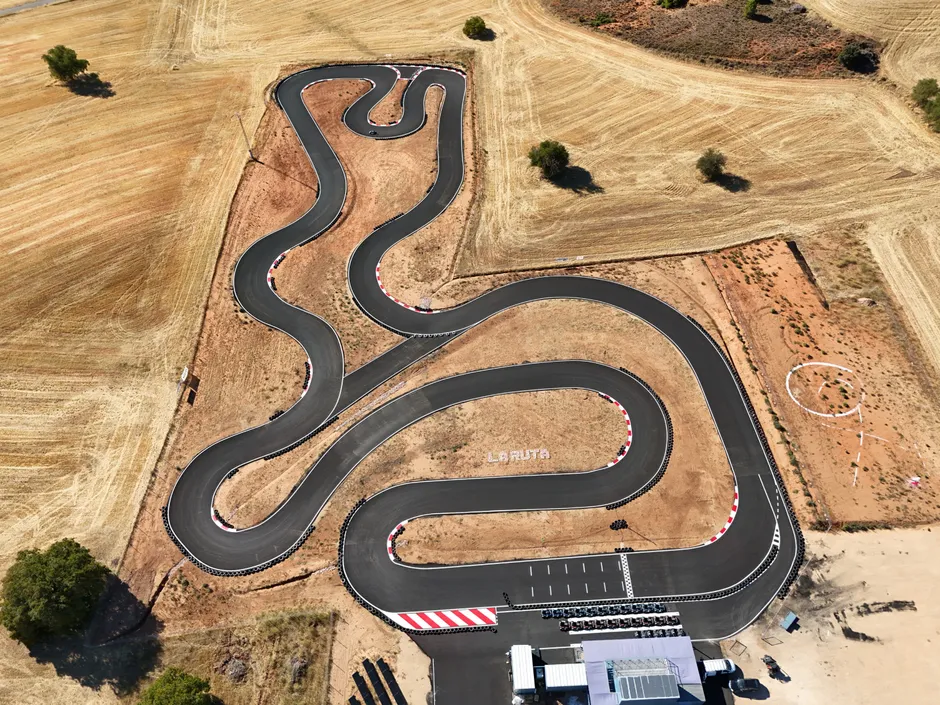 Vista aérea del circuito de Karting La Ruta entre campos de cereal