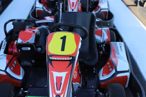 Kart rojo y blanco con el dorsal 1, visto de frente
