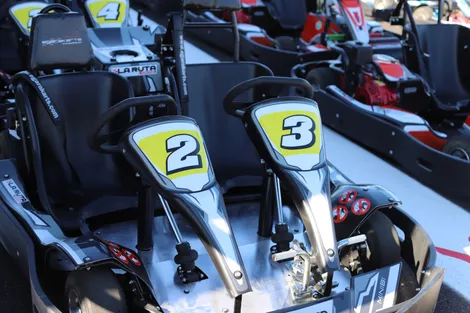 Kart biplaza con los dorsales 2 y 3 en la fila de boxes