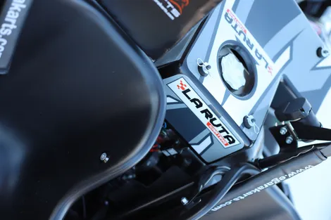 Detalle del depósito de un kart con el logotipo de La Ruta