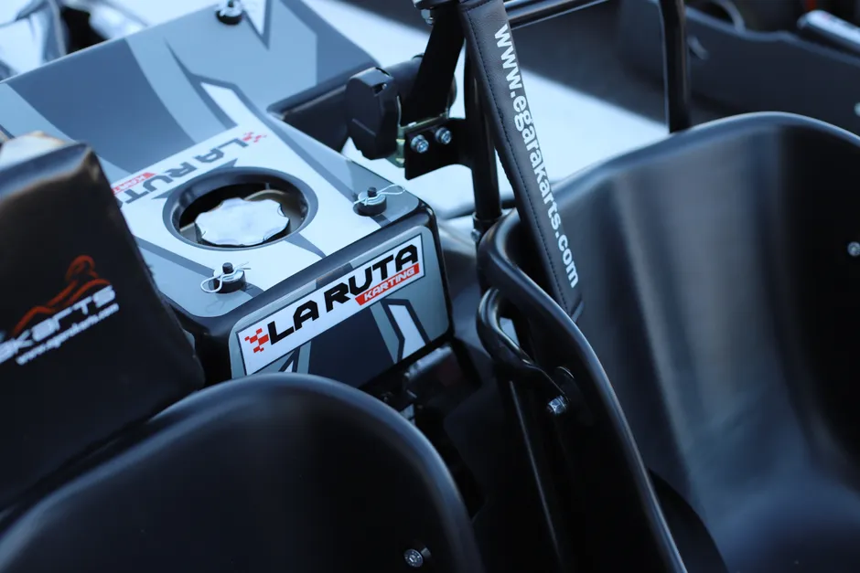 Detalle del asiento y el depósito de un kart