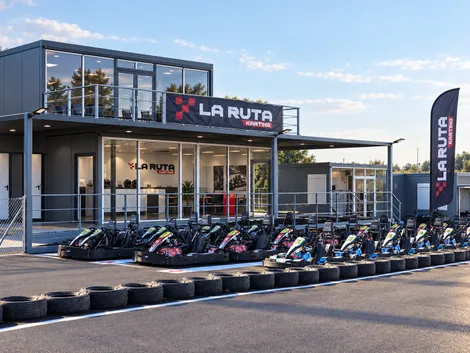 Edificio de Karting La Ruta al atardecer, con los karts delante