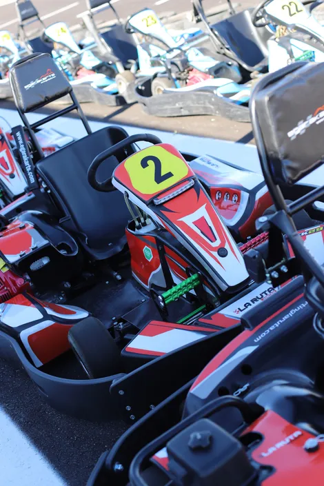 Kart con el dorsal 2 entre otros karts aparcados
