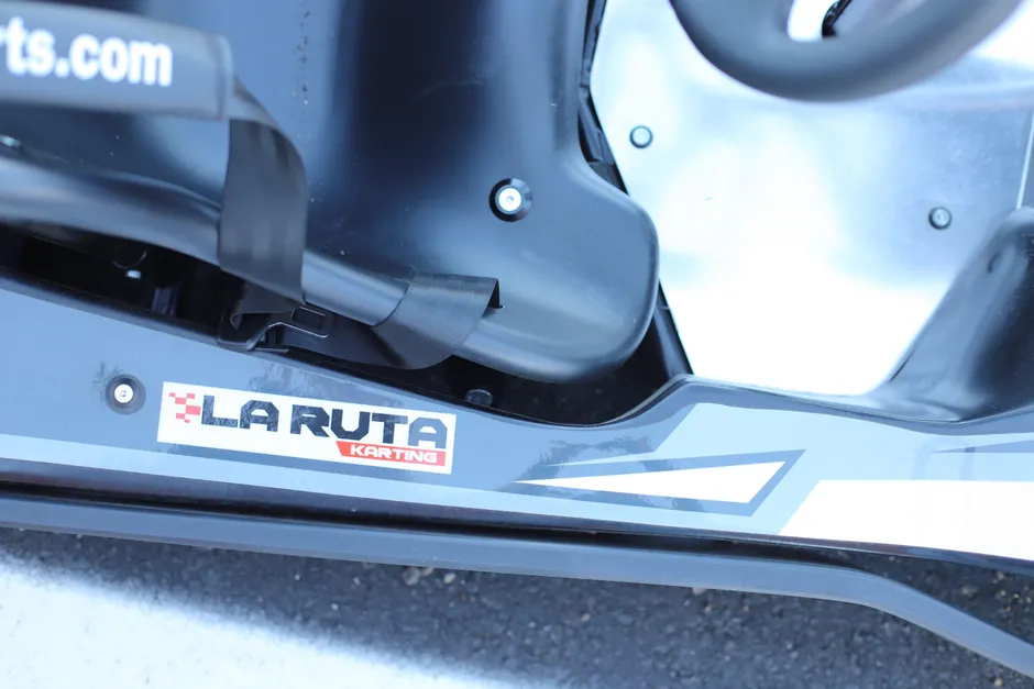 Detalle del lateral de un kart con el adhesivo de La Ruta
