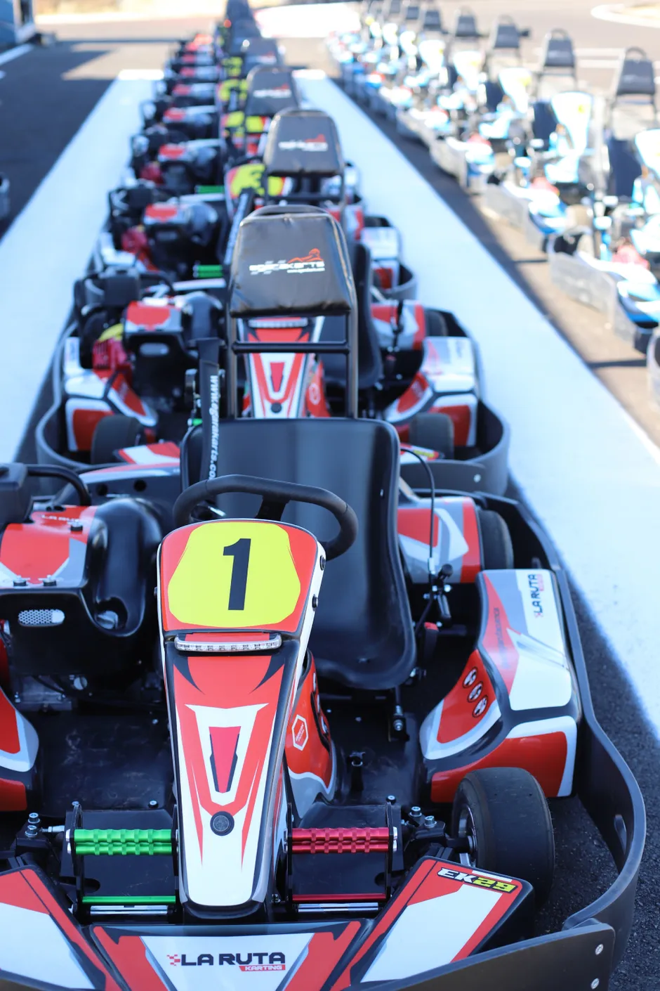 Fila de karts rojos encabezada por el dorsal 1