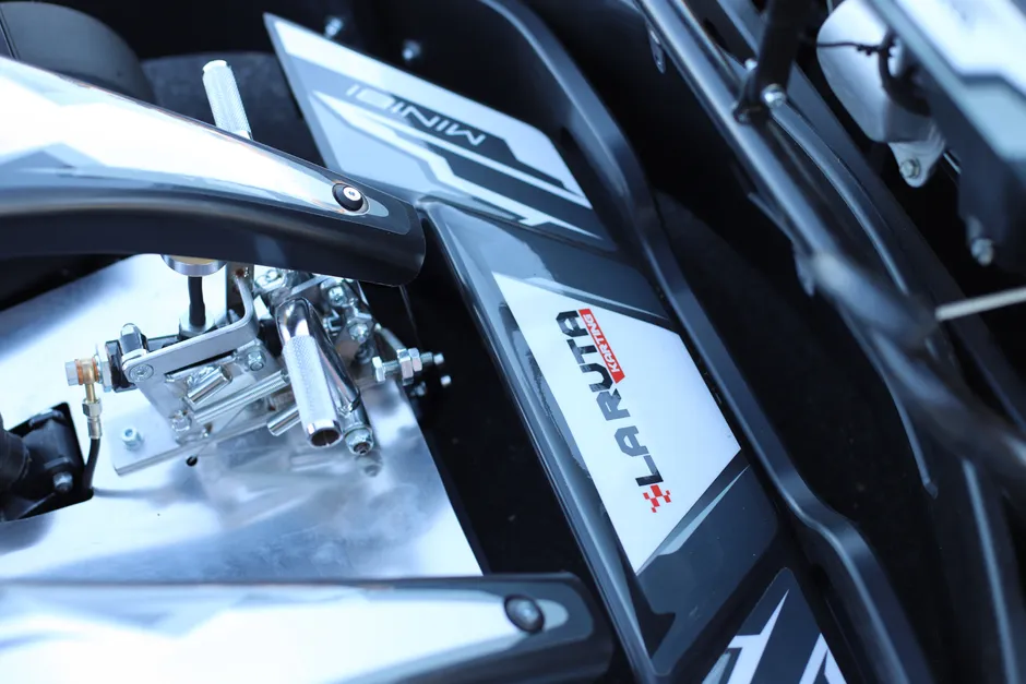 Detalle de los pedales y el chasis de un kart