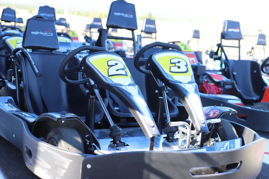 Kart biplaza con los dorsales 2 y 3, visto de frente